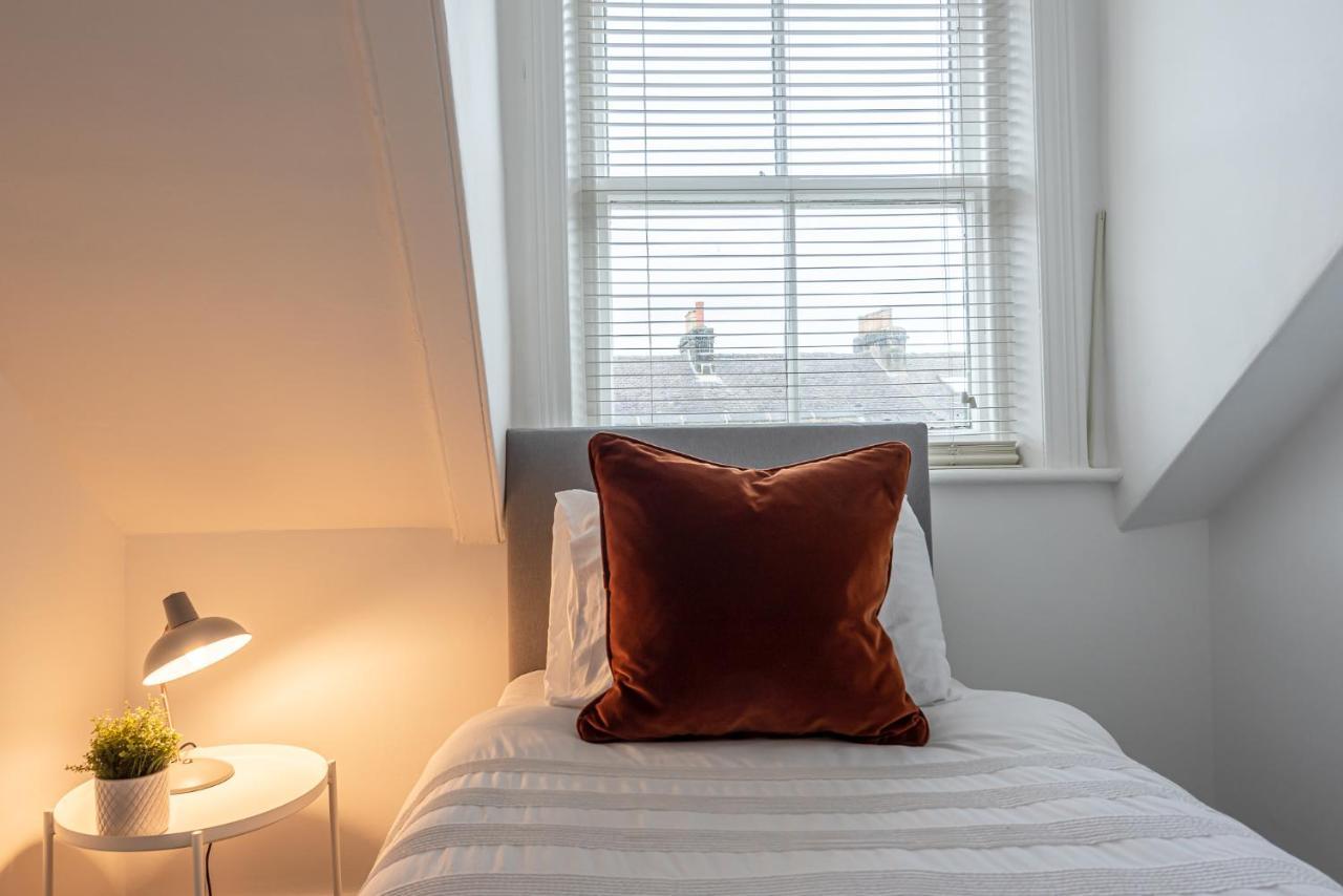 Perfectly Located 4 Storey Townhouse With 2 Parking Spaces In Central Harrogate Zewnętrze zdjęcie
