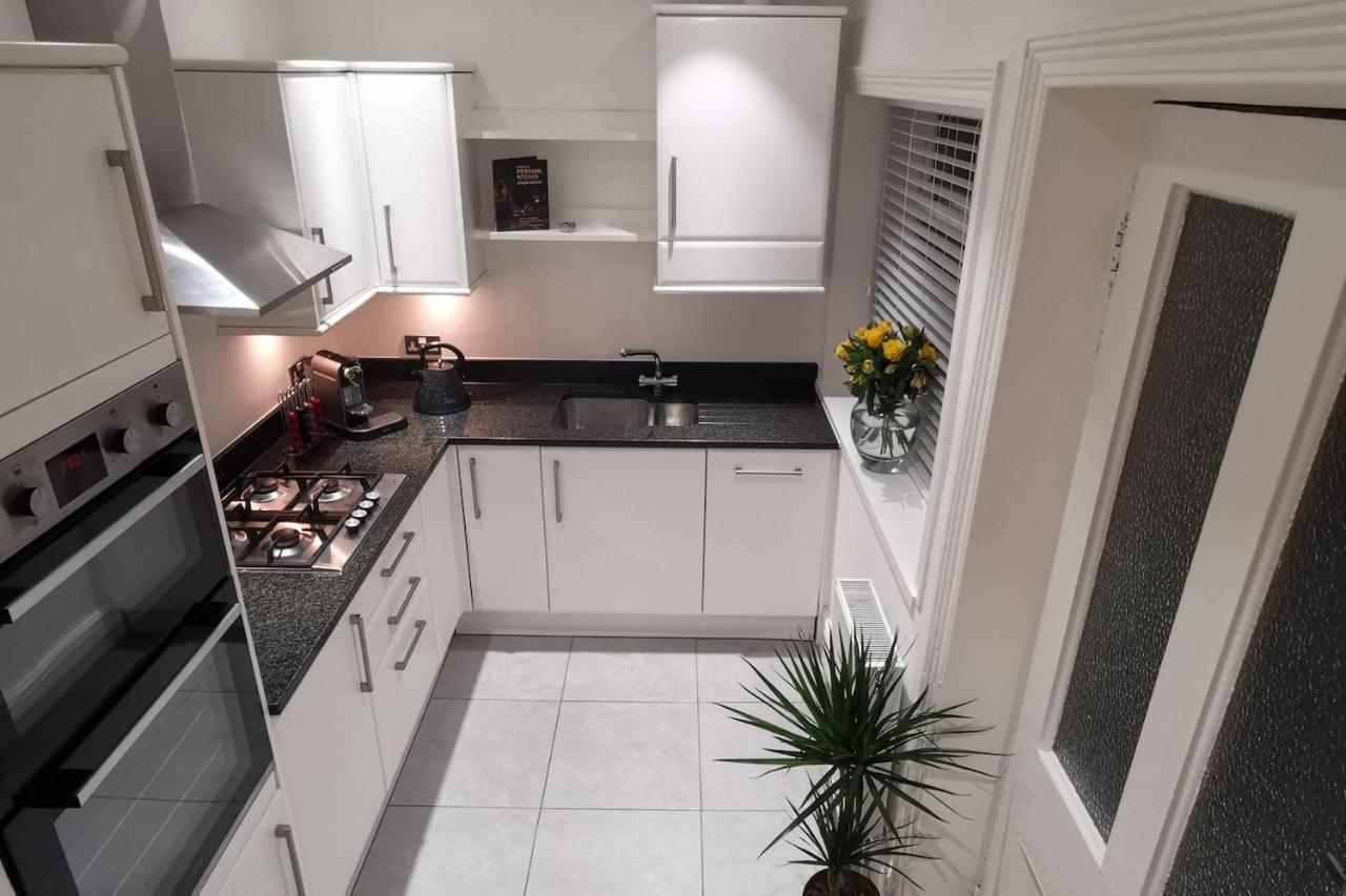 Perfectly Located 4 Storey Townhouse With 2 Parking Spaces In Central Harrogate Zewnętrze zdjęcie