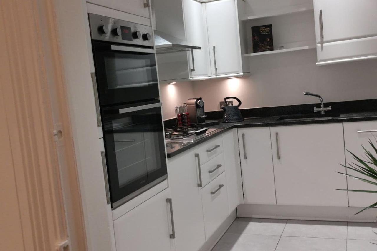 Perfectly Located 4 Storey Townhouse With 2 Parking Spaces In Central Harrogate Zewnętrze zdjęcie